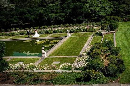 Formal gardens and reflecting pools at Jasna Polana